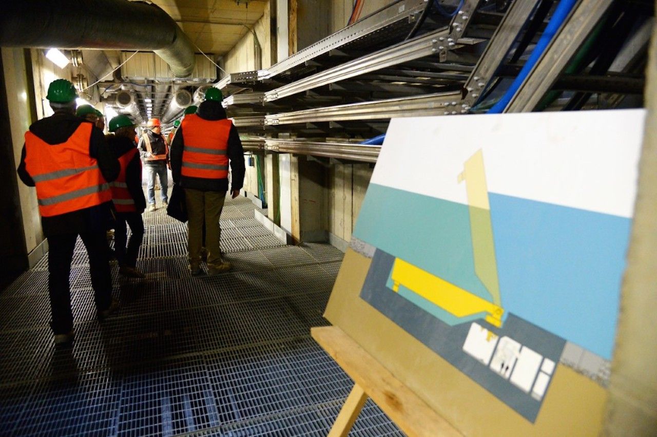 ประตูของ MOSE แต่ละบานเป็นกล่องเหล็กสีเหลือง ตามปกติจะมีน้ำอยู่ภายในทำให้มันจมลง แต่เมื่อใช้งานจะมีการอัดอากาศเข้าไปดันน้ำออก ทำให้กล่องเหล็กลอยขึ้น เป็นแบริเออร์กันน้ำทะเล