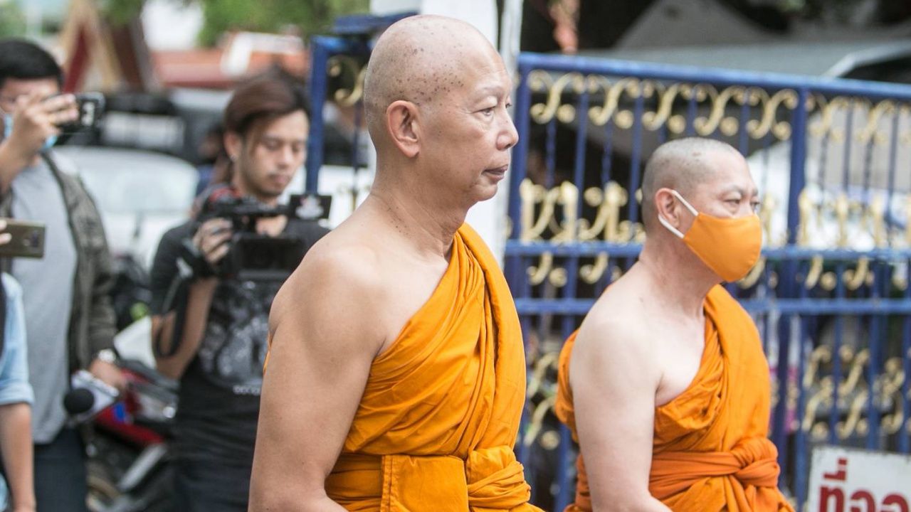 เคียงข้างกับ ”พระแป๊ะ จินตชโย” 