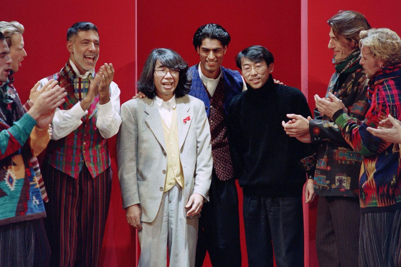 Kenzo Takada กับนายแบบที่โชว์ผลงานของเขา ที่กรุงปารีส เมื่อวันที่ 1 มกราคม 2537