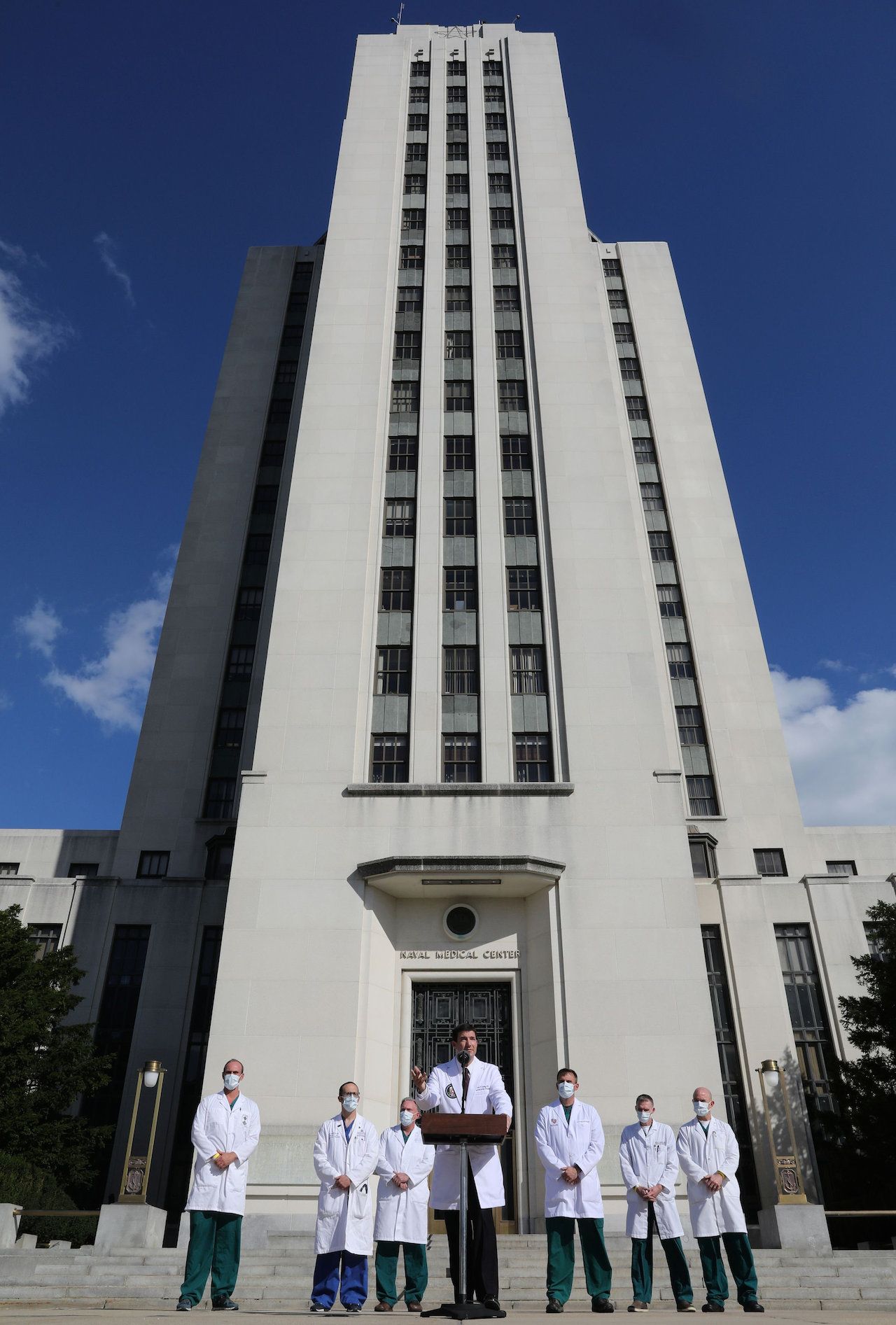 ทีมแพทย์แถลงข่าวหน้าศูนย์การแพทย์ทหาร วอลเตอร์ รีด