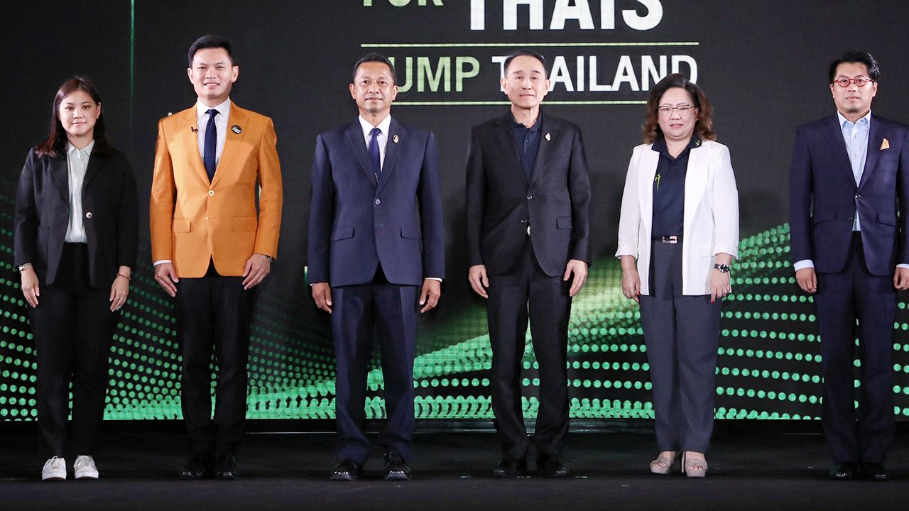 สัมมนาใหญ่  -  กานต์ ตระกูลฮุน และ กานติมา เลอเลิศยุติธรรม จัดงานสัมมนา AIS Academy for THAIs : Jump Thailand สานต่อ “ภารกิจคิดเผื่อ เพื่อคนไทย” โดยมี ศ.ดร.สุชัชวีร์ สุวรรณสวัสดิ์ และ ชาคริตย์ เดชา มาร่วมงานด้วย ที่เดอะ พอร์ทอล บอลรูม เมืองทองธานี วันก่อน.