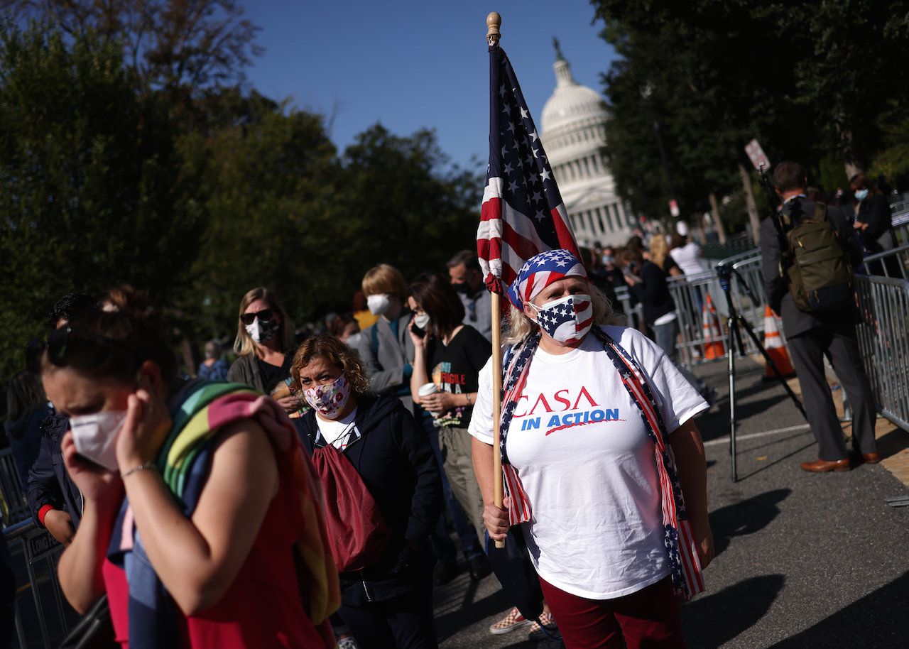 ผู้คนจำนวนมากเดินทางมาบอกลานางกินส์เบิร์กเป็นครั้งสุดท้าย