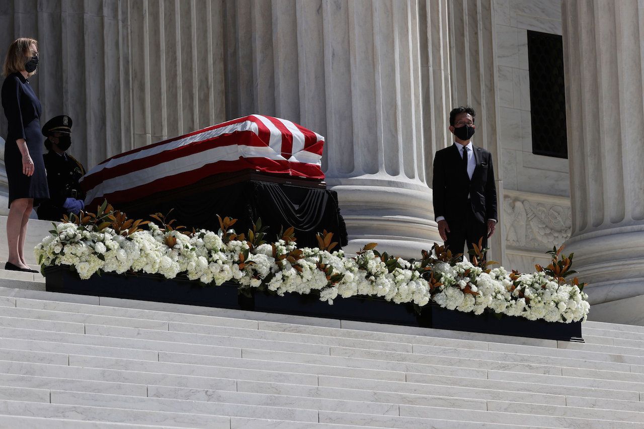โลงบรรจุศพของนางกินส์เบิร์ก ถูกนำมาวางที่ขั้นบนสุดของบันไดศาลสูงสุด เพื่อให้สาธารณชนได้มาแสดงความอาลัยเป็นครั้งสุดท้าย