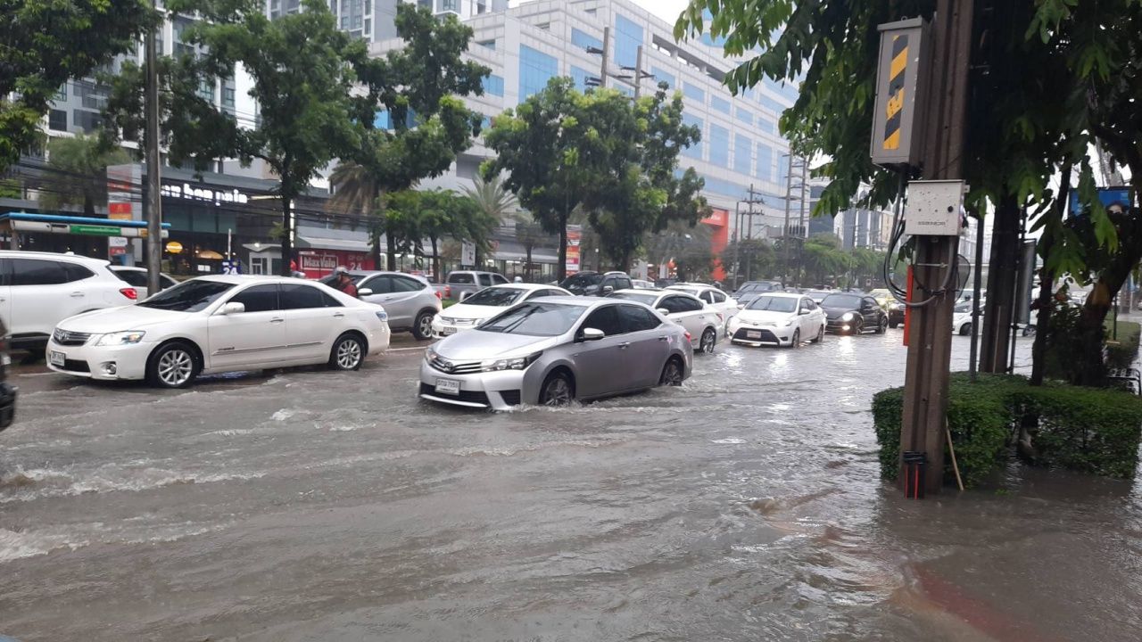 พายุฝนถล่ม กทม. นานเกือบ 2 ชั่วโมง น้ำท่วมถนนหลายสาย การจราจรติดขัด