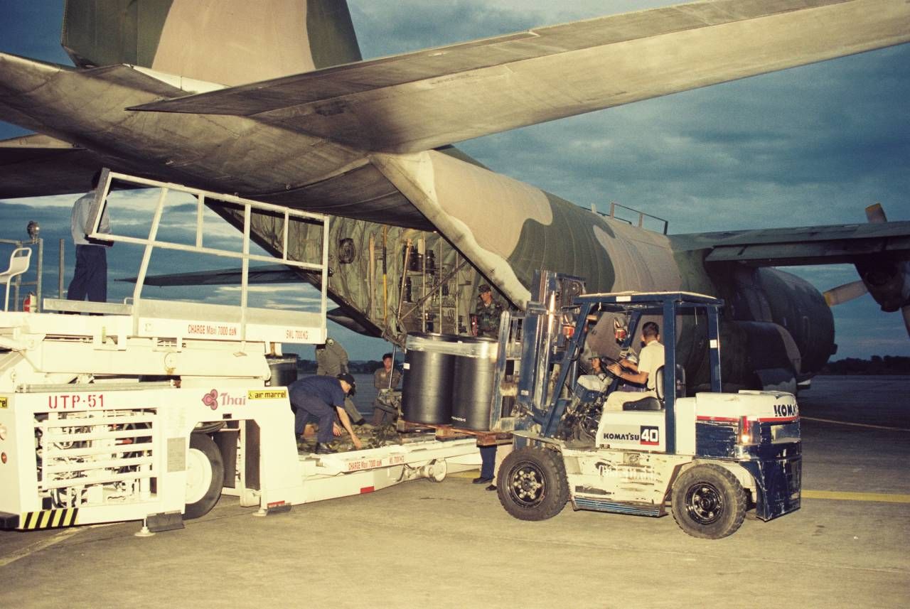 ซี-130 ทอ.ไทย บินไปขนโฟมดับเพลิงจากประเทศสิงคโปร์ เพื่อนำมาดับไฟไหม้คลังน้ำมัน