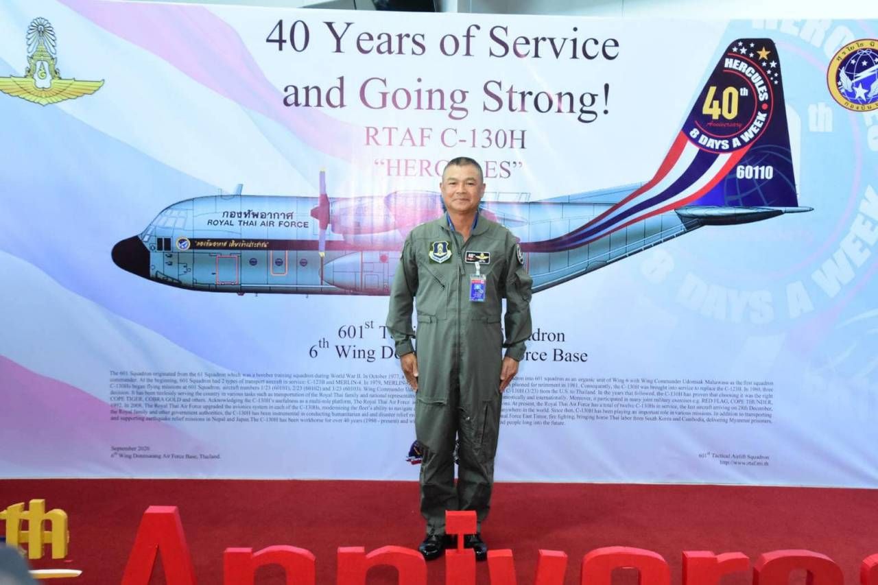 พล.อ.อ.มานัต วงษ์วาทย์ ผู้บัญชาการทหารอากาศ กับ ลายฉลองครบ 40 ปี ซี-130