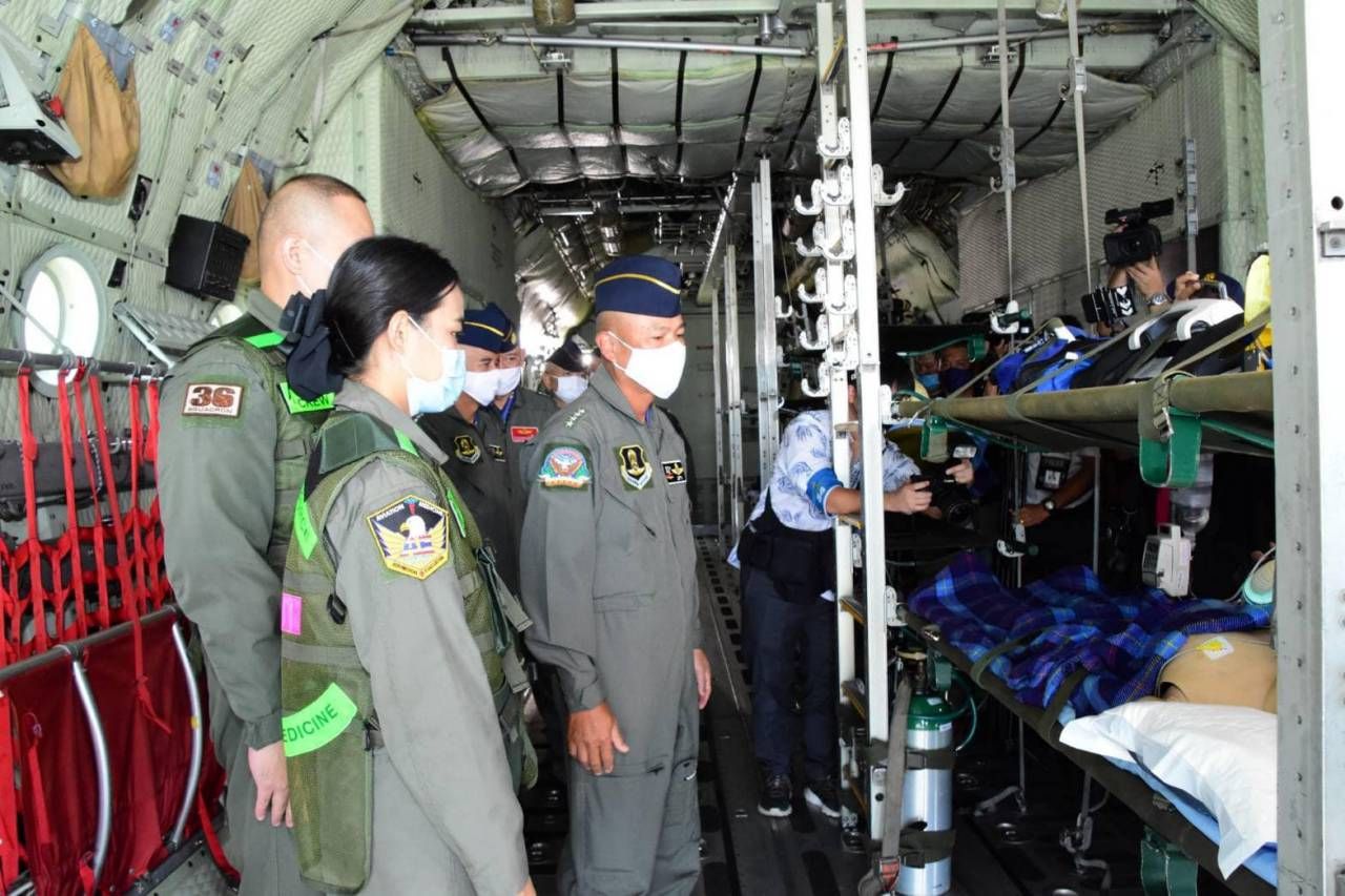 การสาธิตติดตั้งเปลสนามเพื่อเคลื่อนย้ายผู้ป่วยบนซี-130