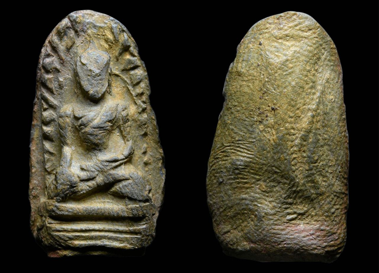 พระรอด พิมพ์ใหญ่ เนื้อเขียว กรุวัดมหาวัน อ.เมือง จ.ลำพูน ของ เอกชัย วิสาหะพานิช.