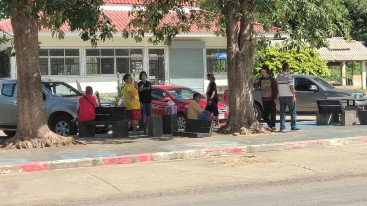 ชาวบ้านมารอดูพญาลิง 