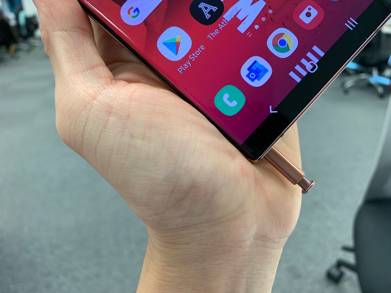 การออกแบบไม่ต่างจาก Galaxy Note 10+ มากนัก