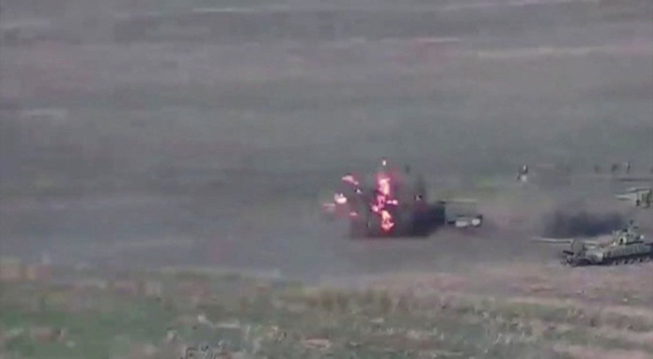 ภาพที่เผยแพร่โดยกระทรวงกลาโหมอาร์เมเนีย แสดงให้เห็นรถหุ้มเกราะของอาเซอร์ไบจานถูกทำลาย