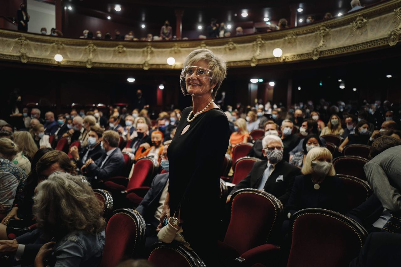 ผู้ร่วมงานที่สวมใส่หน้ากากอนามัยป้องกันโควิด-19 กันอย่างเต็มที่