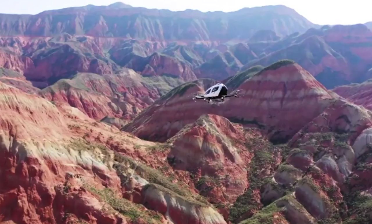 แท็กซี่บินได้ ในหุบเขาสีรุ้งที่กานซู่ (ภาพจากสำนักข่าวซินหัว)