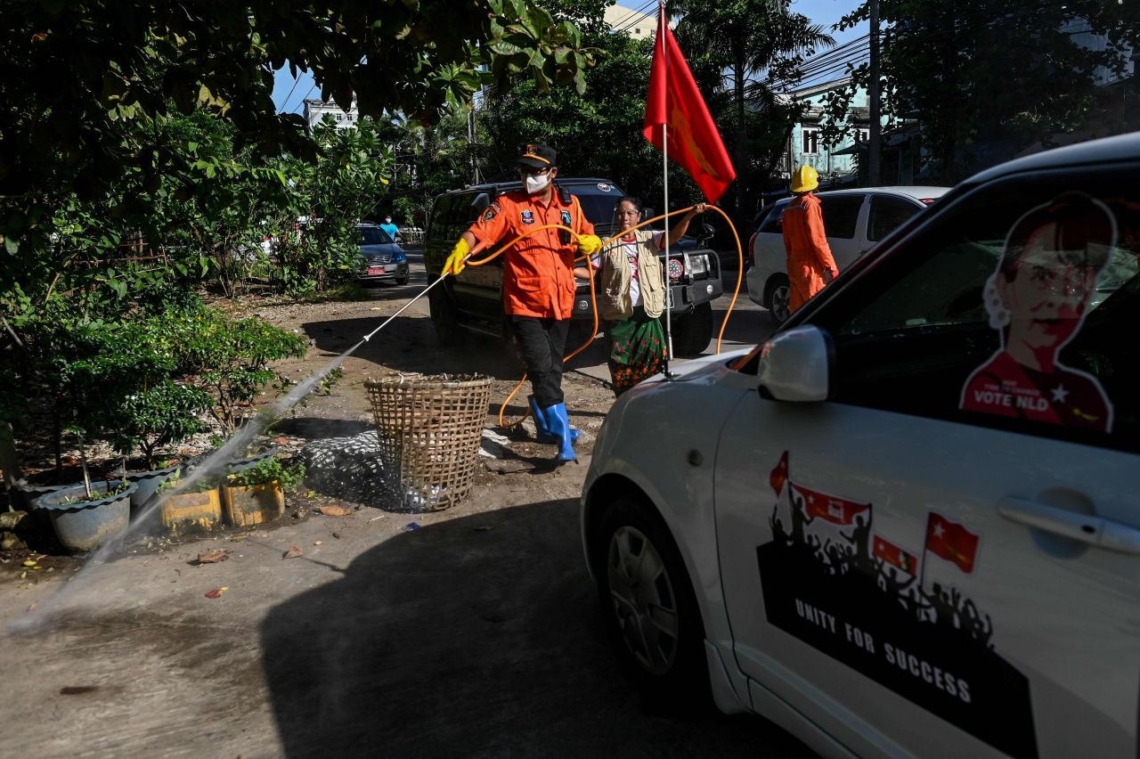 เจ้าหน้าที่เมียนมาฉีดพ่นยาฆ่าเชื้อในเขตชุมชน นครย่างกุ้ง ขณะพบผู้ติดเชื้อโควิด-19 เพิ่มต่อเนื่อง