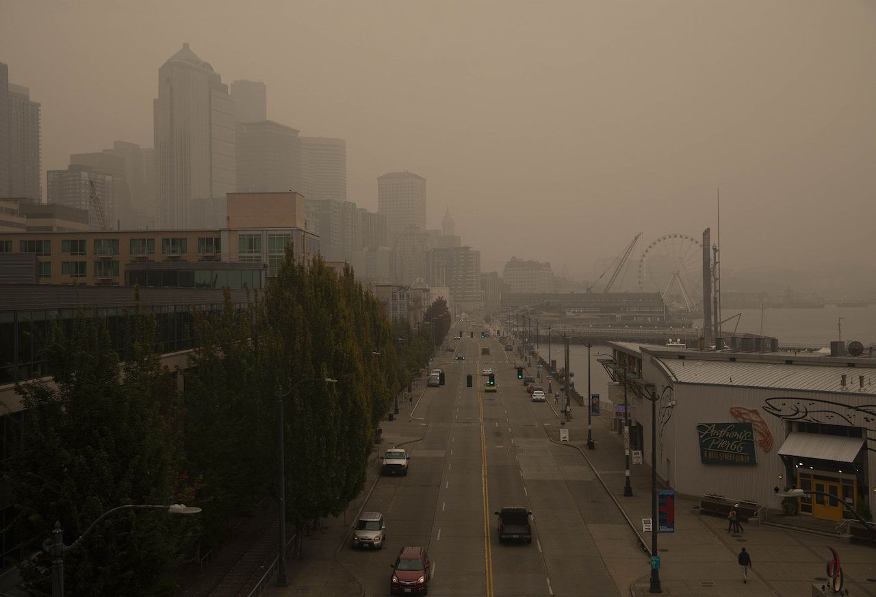 ควันไฟป่าปกคลุมที่ อะแลสกัน เวย์ ในเมืองซีแอตเติล รัฐวอชิงตัน