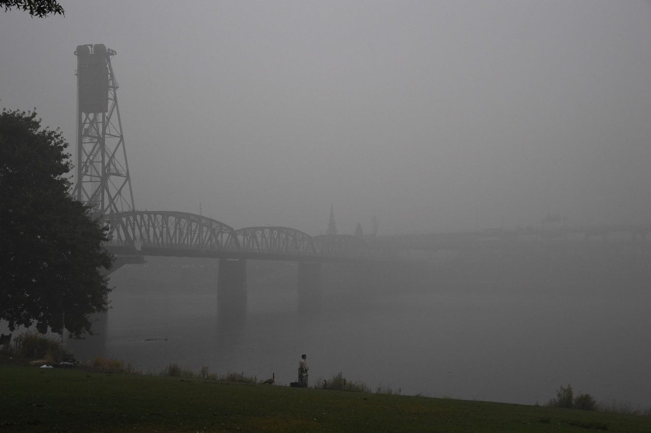 กลุ่มควันหนาทึบปกคลุมตามตลิ่งแม่น้ำ วิลเลียมเมตต์ ในเมืองพอร์ตแลนด์ รัฐโอเรกอน