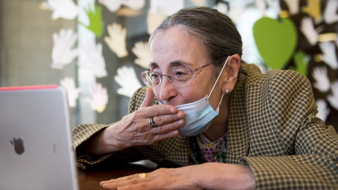 คนสูงวัยก็ใช้ New iPad Gen 8 เพื่อสื่อสารได้ง่ายๆ