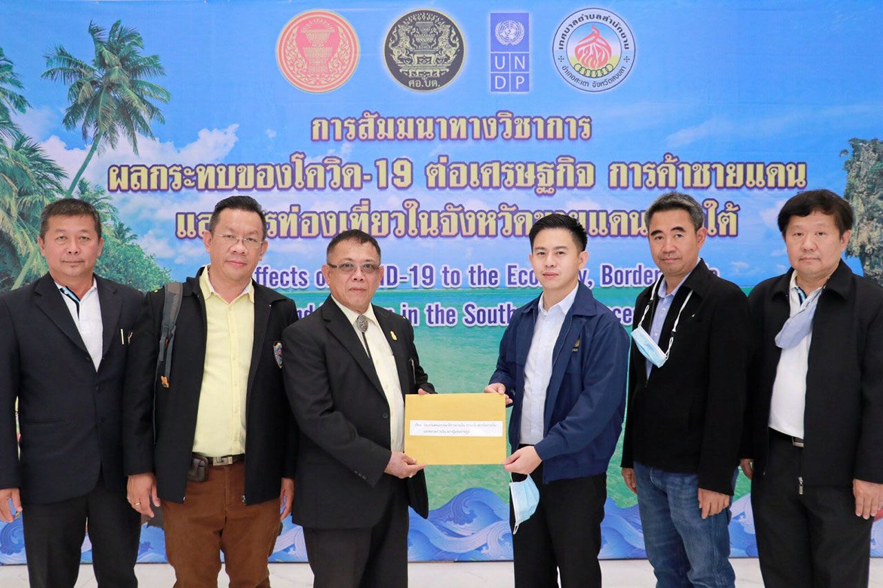 ดร.อิสระ เสรีวัฒนวุฒิ โฆษก กมธ.การเงินฯ รับหนังสือจากผู้ประกอบการเพื่อขอพักชำระหนี้กับสถาบันการเงินจนถึงสิ้นปี 2564.
