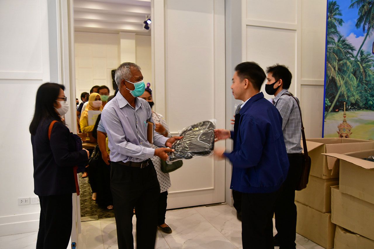 กมธ.การเงินการคลังฯ มอบของที่ระลึกให้ผู้เข้าร่วมสัมมนา.