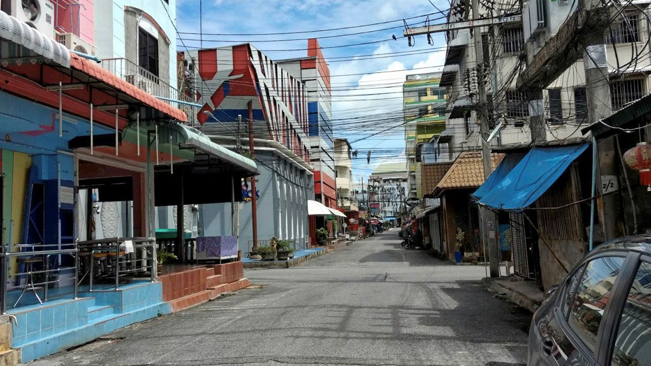 เขตเศรษฐกิจพิเศษบ้านด่านนอก อ.สะเดา จ.สงขลา ปัจจุบันมีสภาพเป็นเมืองร้าง หลังจากมาตรการผ่อนคลายระยะที่ 5 เนื่องจากด่านพรมแดนทั้ง 2 ประเทศยังไม่เปิด.