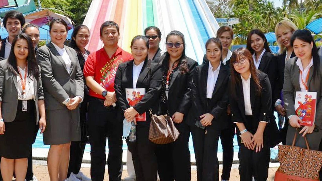 เที่ยวสวนสยาม  -  สิทธิศักดิ์ เหลืองอมรเลิศ บริษัท สยามพาร์ค บางกอก จำกัด ได้รับเชิญเป็นวิทยากรบรรยายพิเศษ หัวข้อ “การจัดการธุรกิจสวนสนุกครบวงจร” ให้ความรู้แก่นักศึกษาปริญญาโทบัณฑิตวิทยาลัย วิทยาลัยดุสิตธานี มี ดร.วิลาสินี ยนต์วิกัย ร่วมงาน พร้อมพาเยี่ยมชมสวนน้ำ-สวนสนุก-และสวนสาระ ณ สยามอะเมซิ่งพาร์ค.
