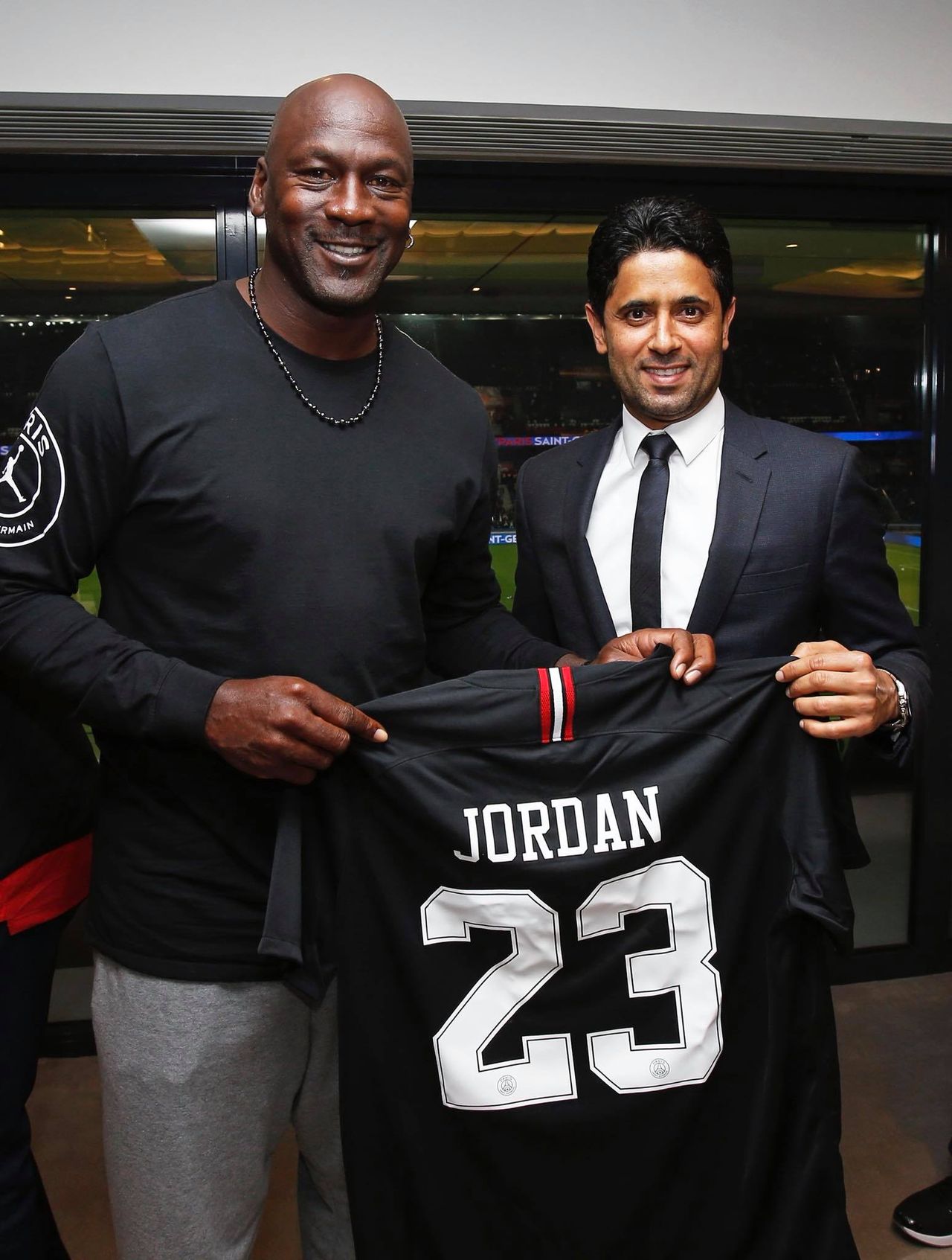 (ซ้าย) ไมเคิล จอร์แดน (ขวา) นาสเซอร์ อัล-เคไลฟี เจ้าของ QSI