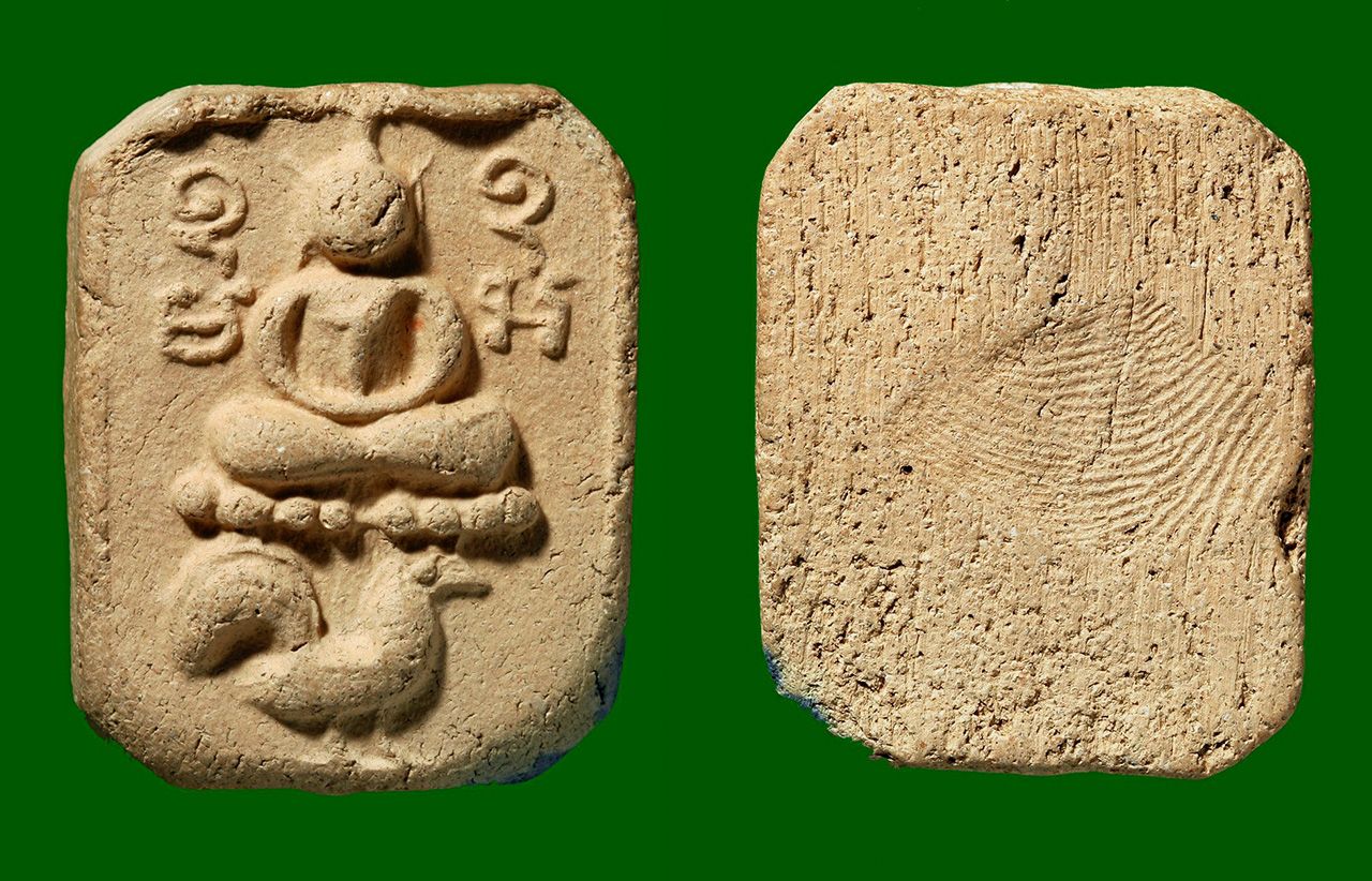 พระพิมพ์ไก่หางพวง หลวงพ่อปาน วัดบางนมโค ของ เพชร ชวลิตธำรง.