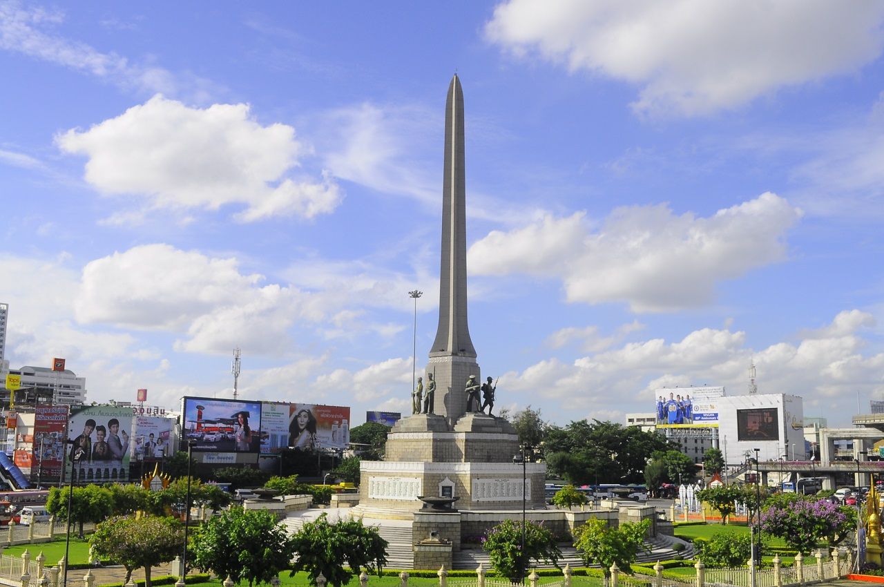 อนุสาวรีย์ชัยสมรภูมิ อยู่กลางวงเวียนระหว่างถนนพหลโยธิน ถนนราชวิถี และถนนพญาไท 