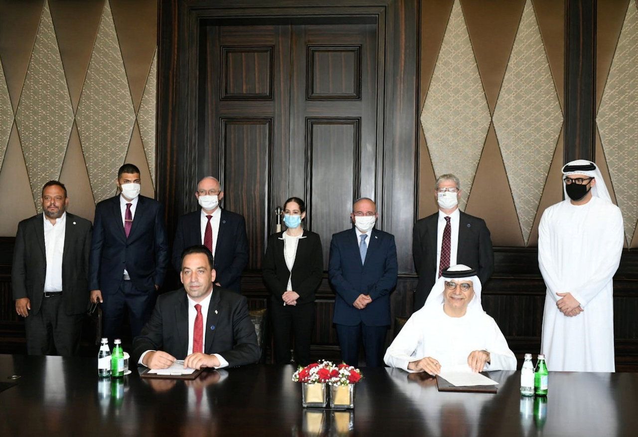 ผู้แทนอิสราเอลกับสหรัฐอาหรับเอมิเรตส์ลงนามเอกสารที่กรุงอาบูดาบี เมื่อ 1 ก.ย. 2563