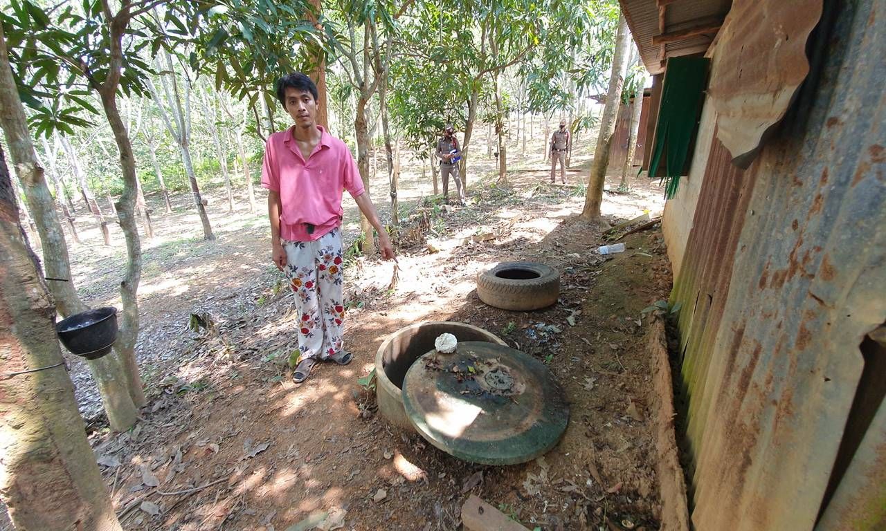 นายภูวรินทร์ ภักมี เพื่อนผู้บาดเจ็บชี้จุดที่เจอร่างเหยื่อคนร้าย