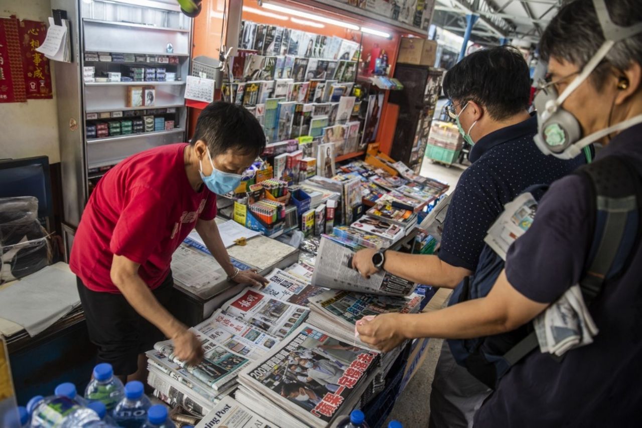 หนังสือพิมพ์ 'Apple' ขายดี หลังชาวฮ่องกงเลือกซื้อหนังสือพิมพ์ดังกล่าวเพื่อแสดงพลังหนุนเสรีภาพสื่อ