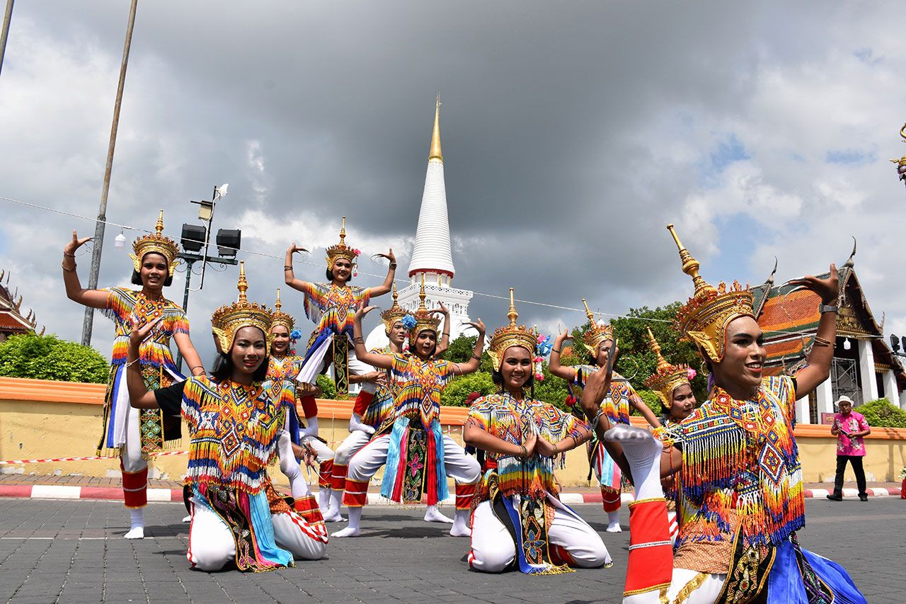 การรำมโนราห์ซึ่งเป็นหนึ่งในชุดการแสดงพื้นบ้านของชาวภาคใต้ ที่นักท่องเที่ยวจะได้ชมภายในงานประเพณีเทศกาลเดือนสิบ.