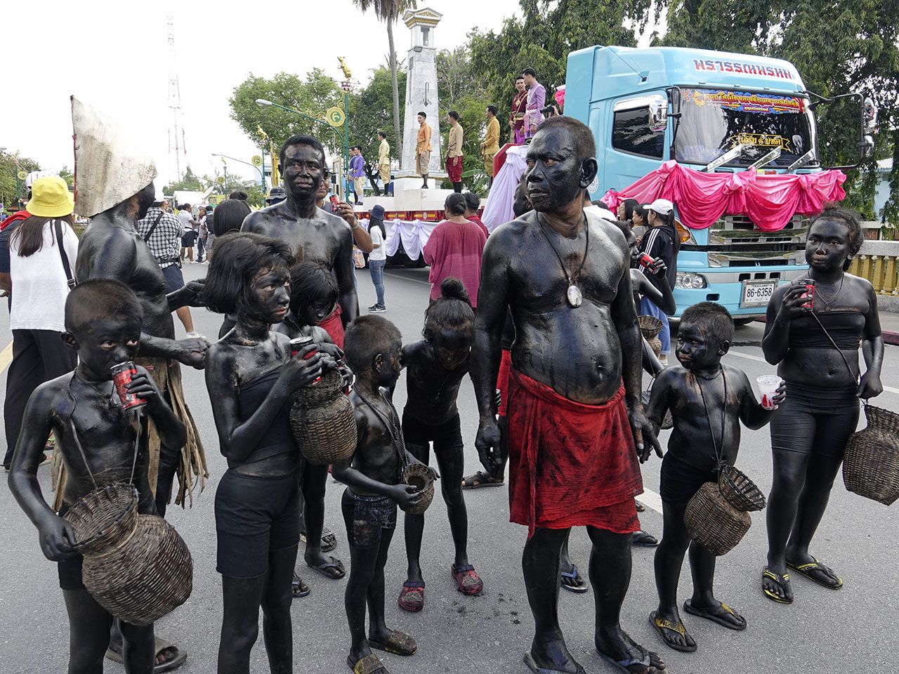 ชาวนครศรีธรรมราชแต่งตัวเป็น “เงาะป่าซาไก” เข้าร่วมในขบวนแห่ “หมฺรับ” ในเทศกาลเดือนสิบ.