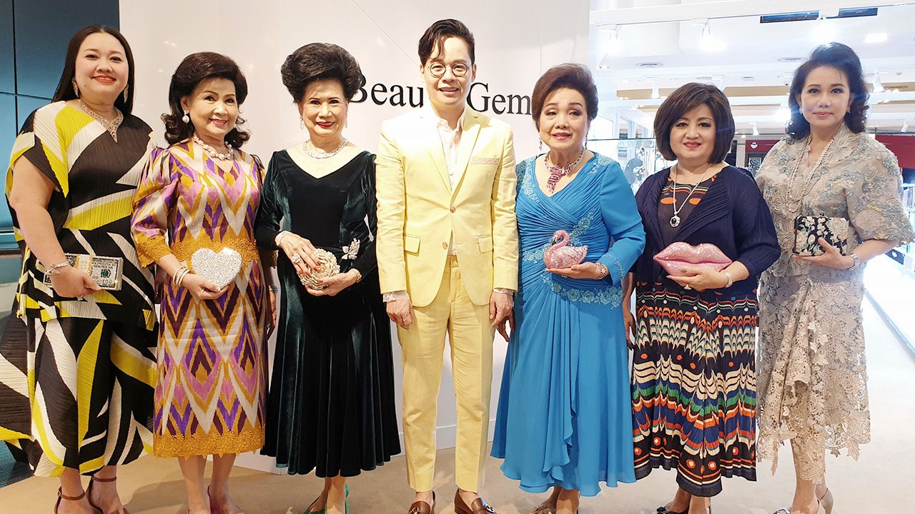 เวลคัม สุริยน ศรีอรทัยกุล ให้การต้อนรับลูกค้าเข้าเยี่ยมชมบูธแสดงสินค้าเครื่องประดับของบิวตี้เจมส์ โดยมี จรินทร์ สุมานนท์, ละออ ตั้งคารวคุณ, สุมาลี ศรีสุภรณ์วาณิชย์, พูลศรี จงแสงทอง, นภัสนันท์ พรรณนิภา และ สุจิตรา วงศ์สุรไกร มาร่วมงานด้วย ที่เซ็นทรัล ชิดลม วันก่อน.