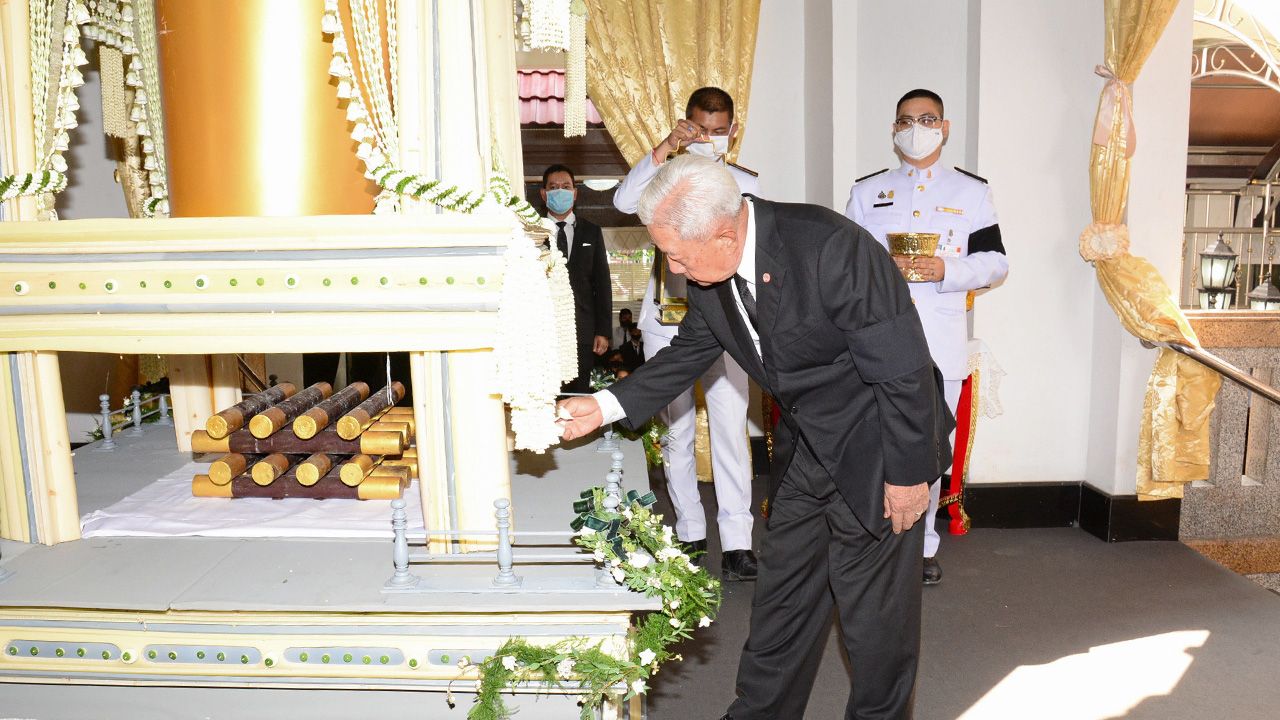 สู่สุคติ พล.อ.สุรยุทธ์ จุลานนท์ ประธานองคมนตรี เป็นประธานในพิธีพระราชทานเพลิงศพ พล.อ.เทียนชัย สิริสัมพันธ์ อดีตรอง ผบ.ทบ. สามี คุณหญิงประพาฬสิทธิ์ สิริสัมพันธ์ และเป็นบิดา พล.ต.สิทธิชัย-พล.ต.หญิง สุนันทา-พล.อ.วุฒิชัย-ศรีจันทร์ สิริสัมพันธ์ ที่วัดโสมนัส วันก่อน.