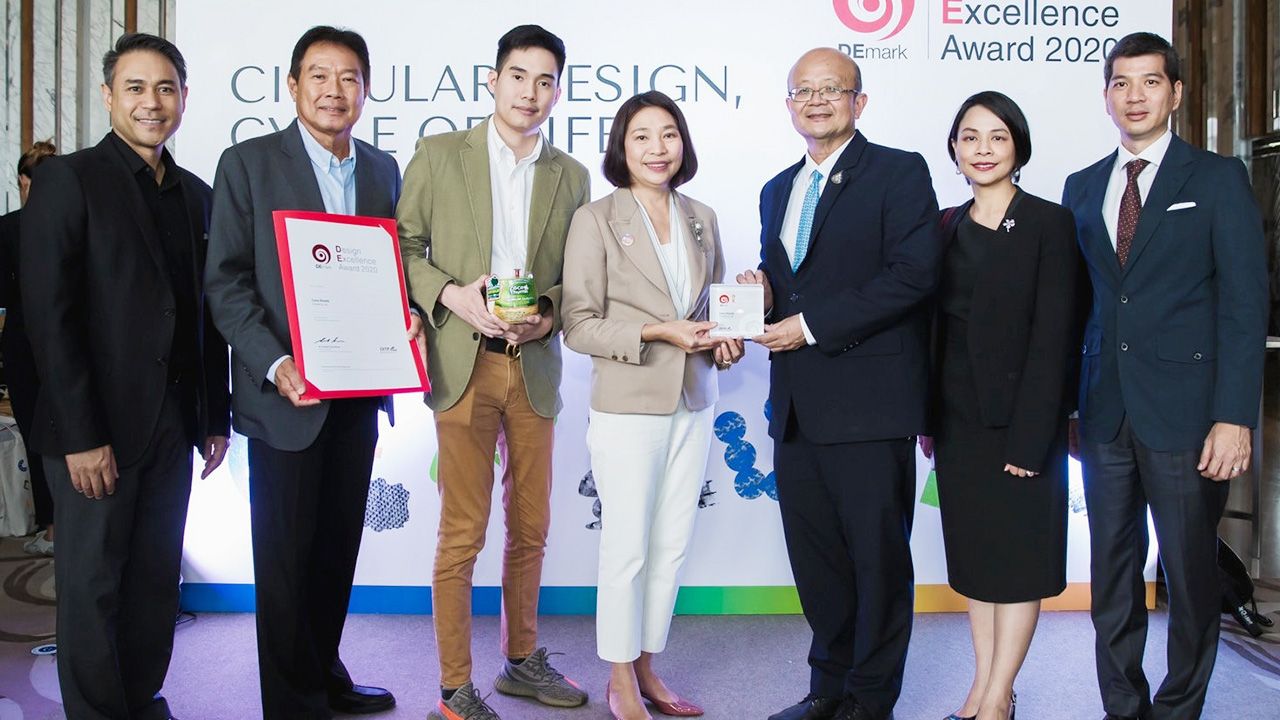 สุดยอด สมเด็จ สุสมบูรณ์, ประอรนุช ประนุช และ ม.ล.คฑาทอง ทองใหญ่ มาร่วมแสดงความยินดีแก่ เข็มทัศน์-วราภรณ์ มนัสรังษี ในโอกาส บ. Coco Thumb ผลิตภัณฑ์มะพร้าวน้ำหอมพร้อมดื่ม ได้รับรางวัล DE mark ในงาน Design Excellence Award 2020 ที่โรงแรมฮิลตัน สุขุมวิท 24 วันก่อน.