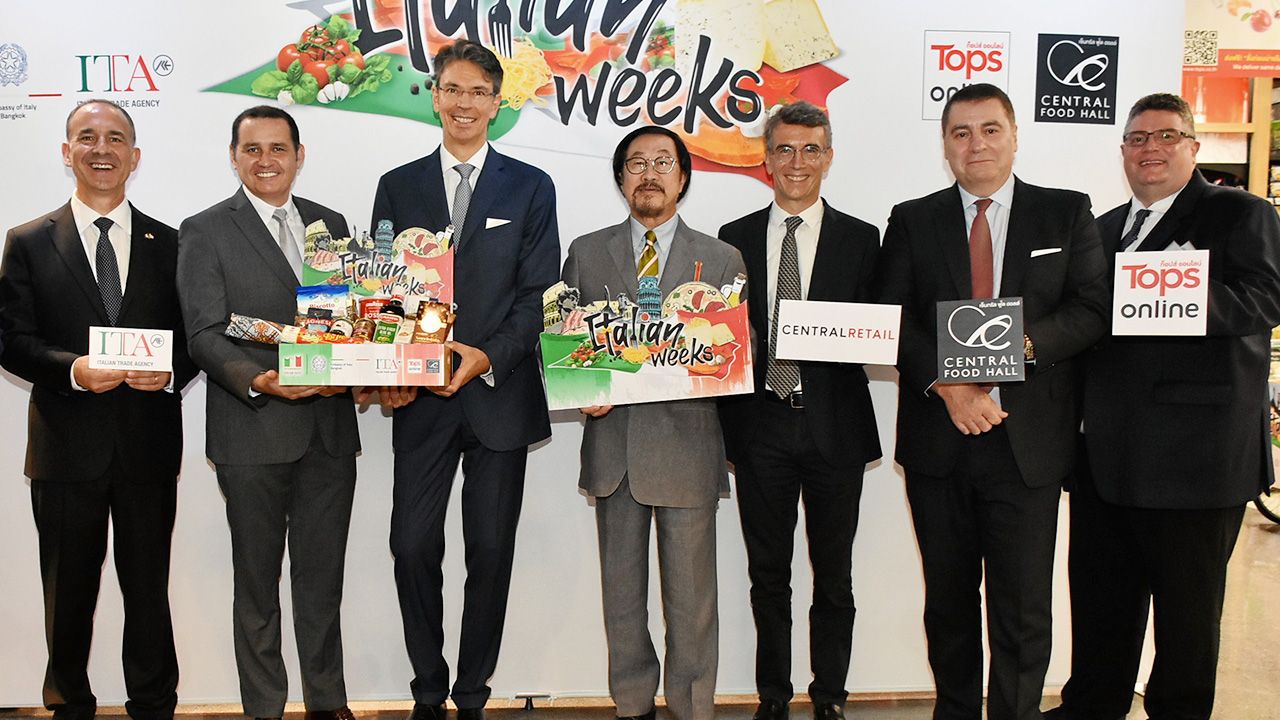 ลอเรนโซ กาลานติ, สุทธิธรรม จิราธิวัฒน์ และ สเตฟาน คูม เปิดงาน “Italian Weeks 2020” เทศกาลอาหารอิตาเลียน เพื่อมุ่งเน้นรสชาติและวิถีดั้งเดิมสืบทอดกันมา จัดถึง 22 ก.ย. โดยมี นิโคโล กาลันเต้ และ จูเซปเป ลามัคคิอา มาร่วมงานด้วย ที่เซ็นทรัล ชิดลม วันก่อน.