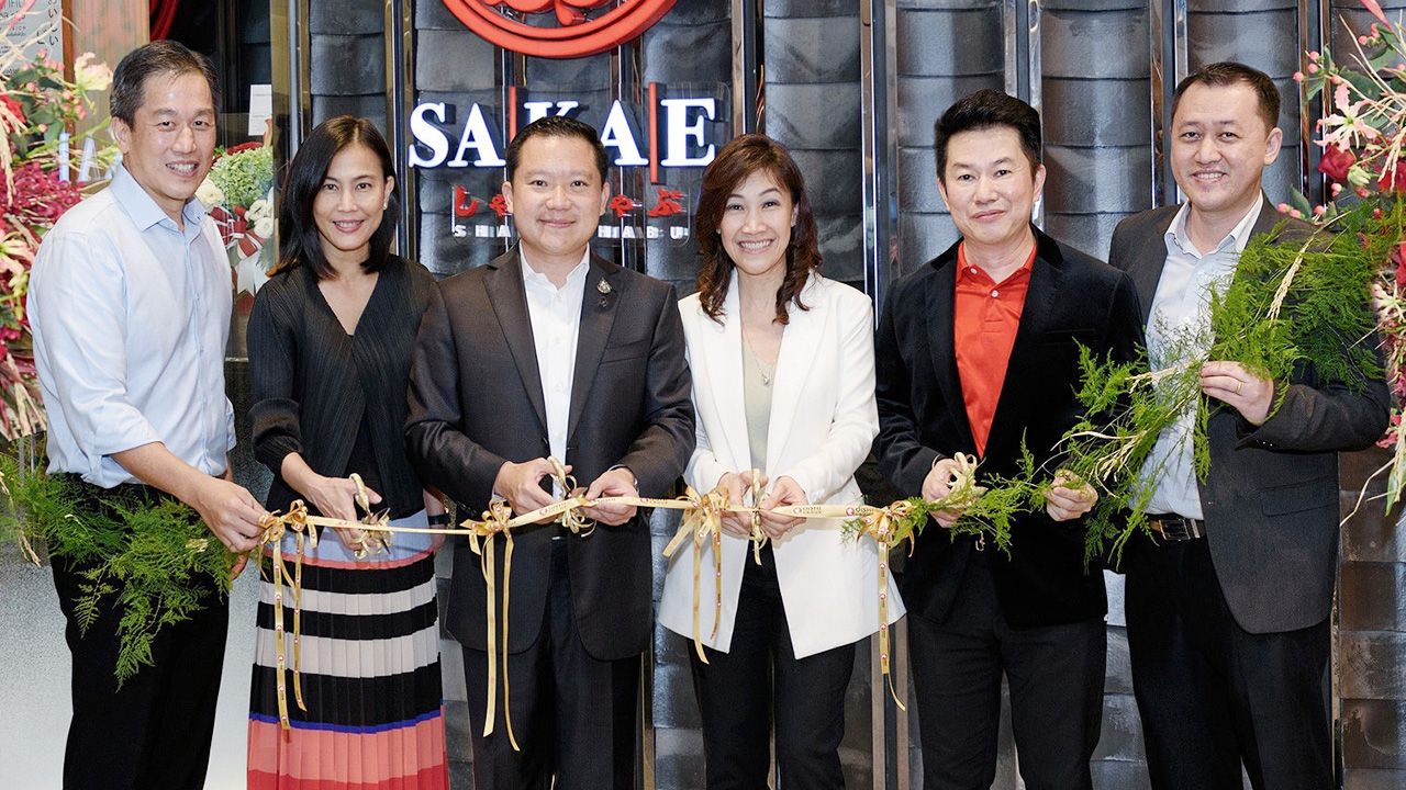 ตามไปชิม ฐาปน สิริวัฒนภักดี และ นงนุช บูรณะเศรษฐกุล เปิดร้าน “ซากาเอะ” รสชาติอันเป็นเอกลักษณ์ของชาบู-ชาบูและสุกี้ญี่ปุ่น โดยมี กฤษฎา วรรธนะภาคิน, ไพศาล อ่าวสถาพร และ เมขลา เนติโพธิ์ มาร่วมงานด้วย ที่โครงการ เดอะปาร์ค ไลฟ์ ถนนพระราม 4 วันก่อน.