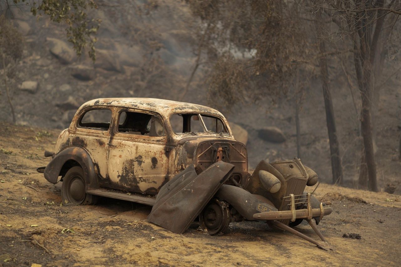 ไฟป่าลุกลามมาถึง เผาไหม้รถเก๋งจนเหลือแต่ซากใกล้อ่างเก็บน้ำในเมืองเฟรสโน รัฐแคลิฟอร์เนีย 