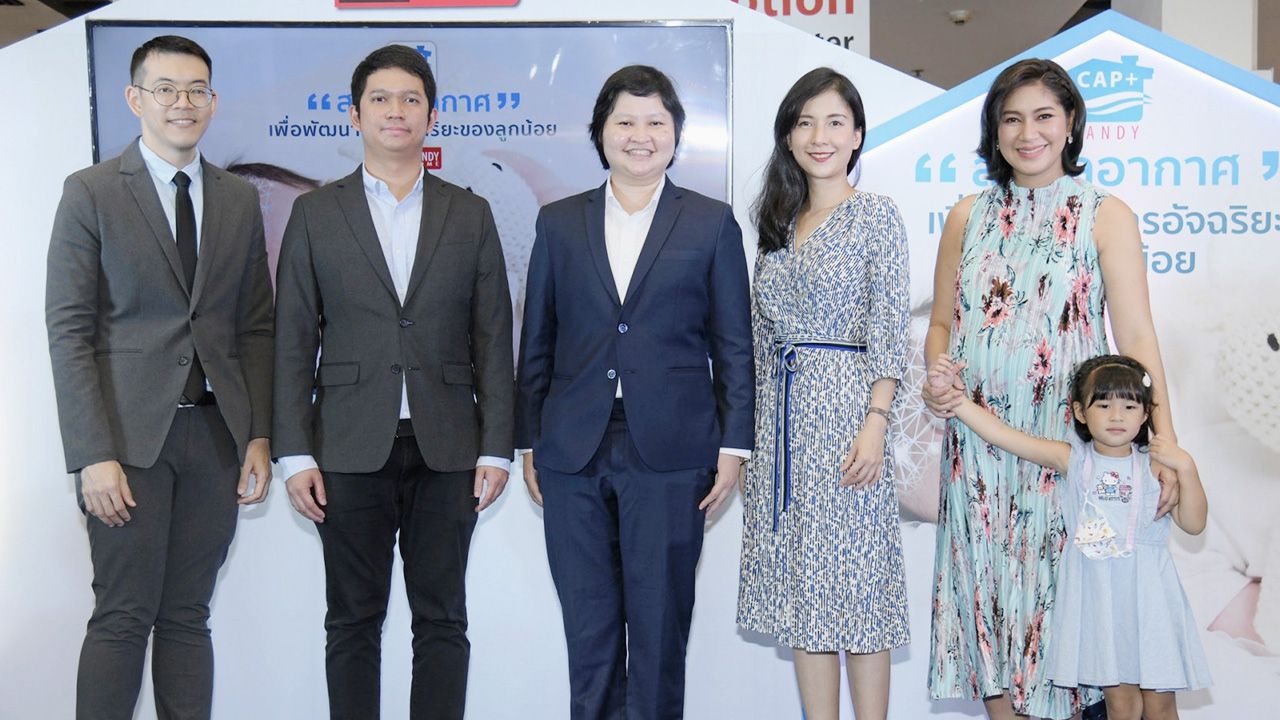 ถูกใจ - พรรัตน์ มณีรัตนะพร ผู้ช่วยกรรมการผู้จัดการและผู้อำนวยการฝ่ายขาย บริษัท แลนดี้ โฮม (ประเทศไทย) จำกัด จัดงาน LANDY EXPOโปรโมชันเด็ดๆที่ขนมาเอาใจลูกค้า โดยมี เบนซ์–พรชิตา ร่วมงาน ที่เซ็นทรัลพลาซา ลาดพร้าว วันก่อน.