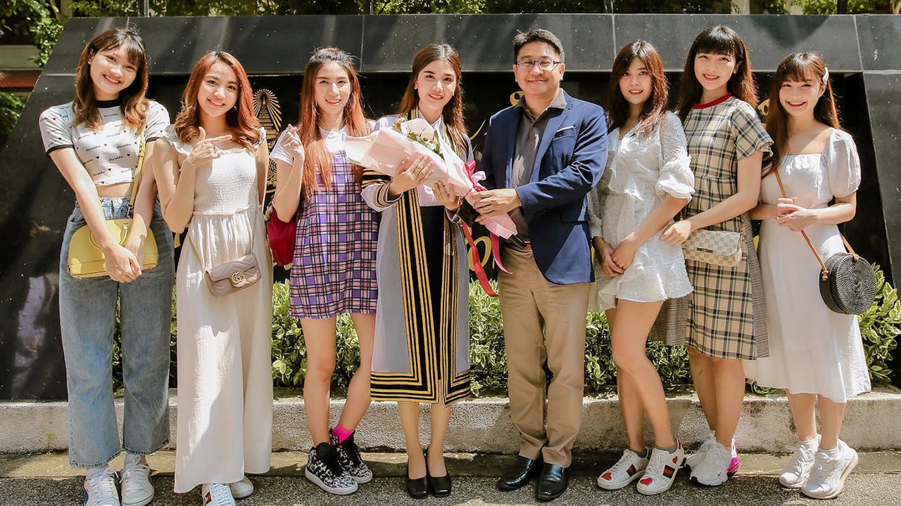 จบแล้วจ้า! เพชร SWEAT 16 (สเว็ตซิกซ์ทีน) หรือ เพชร พรรษา บุณยะกลัมพ คว้าปริญญาโท รัฐศาสตรมหาบัณฑิต สาขาการเมืองและการจัดการปกครอง (Master of Arts Program in Politics and Governance) จุฬาลงกรณ์มหาวิทยาลัย โดยมีเพื่อนและแฟนคลับร่วมยินดีกับมหาบัณฑิตใหม่ป้ายแดงกันคับคั่ง.