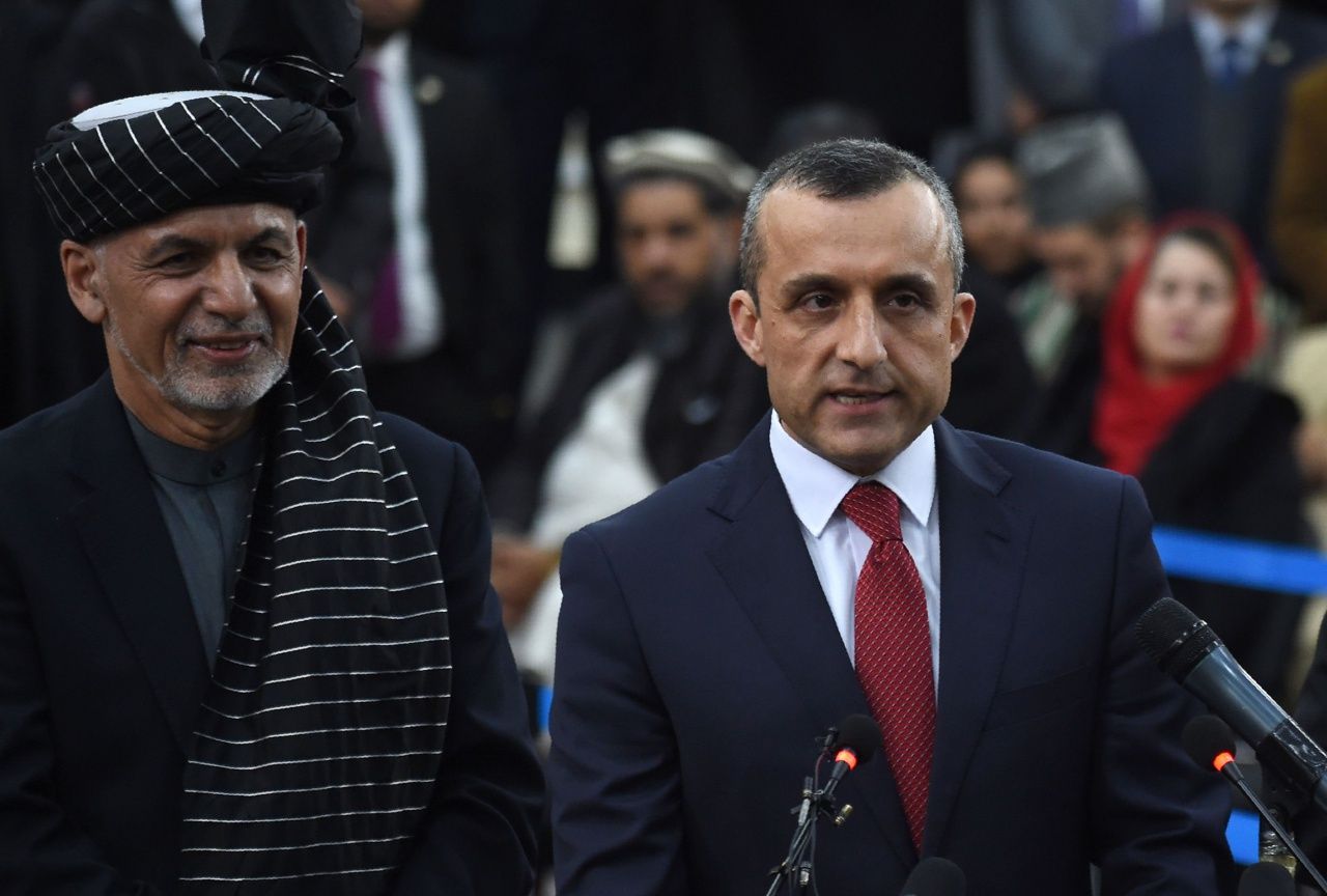 ประธานาธิบดีอัสราฟ กานี แห่งอัฟกานิสถาน  (ซ้าย) และอัมรูลเลาะห์ ซาเลห์ รองประธานาธิบดีคนที่ 1  