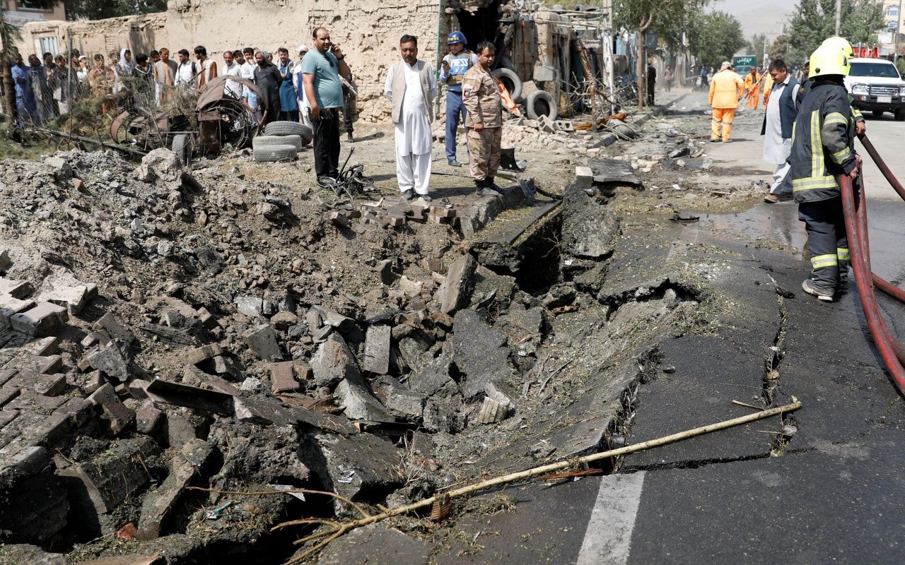 หลุมระเบิดขนาดใหญ่ หลังเกิดเหตุกลุ่มคนร้ายลอบวางระเบิดพยายามลอบสังหาร นาย อัมรูลเลาะห์ ซาเลห์ รองประธานาธิบดีคนที่ 1 ของอัฟกานิสถาน เมื่อ 9 ก.ย.63