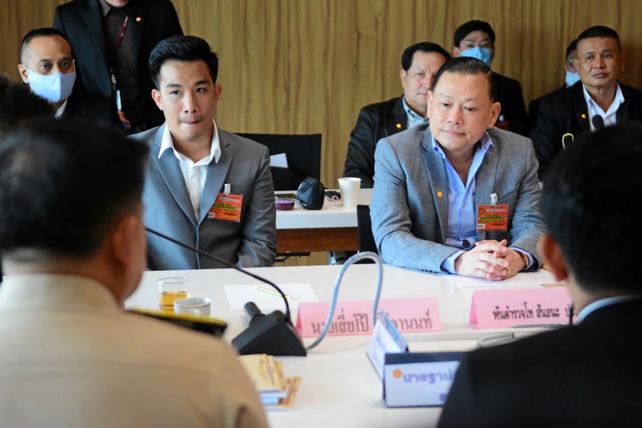 นายอภิรักษ์ ชัชอานนท์ หรือ เสี่ยโป้ (ซ้าย) และ พ.ต.ท.สันธนะ ประยูรรัตน์ (ขวา)