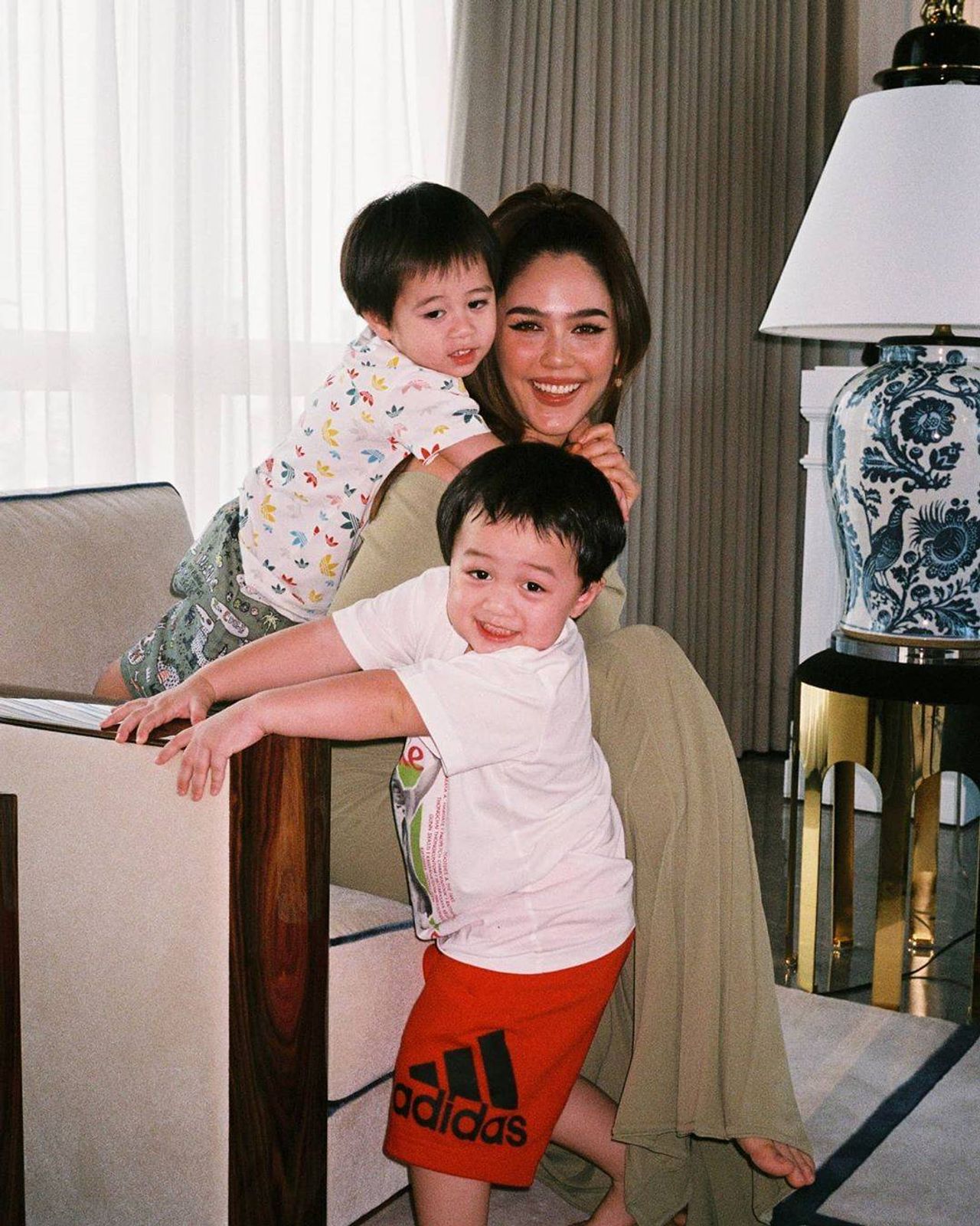 ชมพู่ และ น้องสายฟ้า-น้องพายุ ขอบคุณภาพจากไอจี @chomismaterialgirl