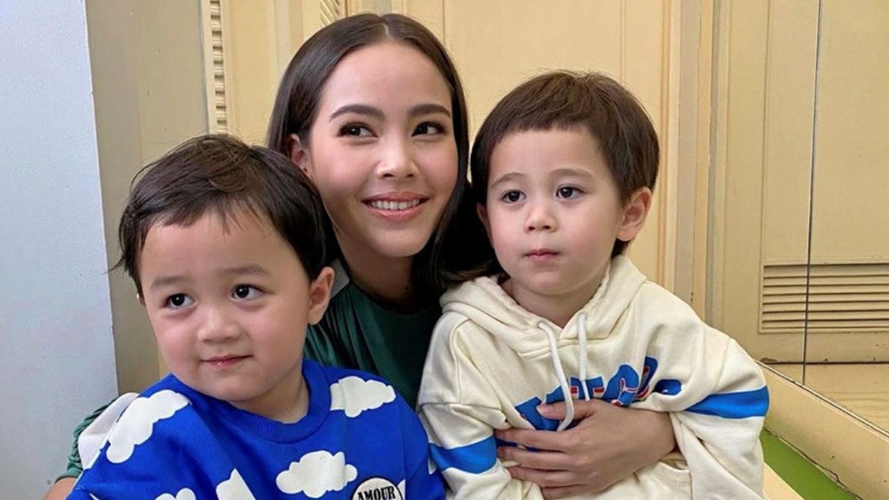 เจอ 2 หนุ่ม ซุป’ตาร์ตัวน้อย สายฟ้า-พายุ ลูกชาย แม่ชมพู่-อารยา ขนาด ญาญ่า-อุรัสยา ยังเคลิ้มหลงรักในความน่ารัก หนุ่มน้อยก็หลงความสวยของ พี่ญาญ่า ไม่แพ้กัน.