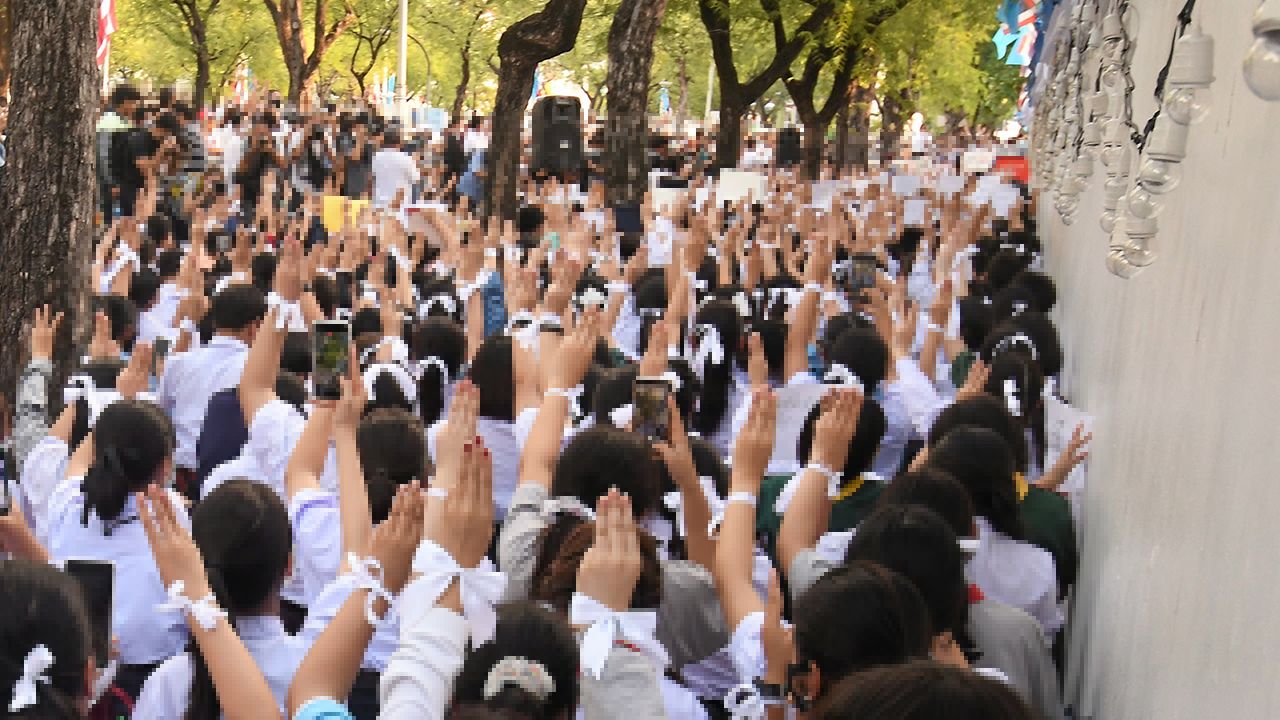 3 นิ้ว-โบขาวพราวไปทั่ว