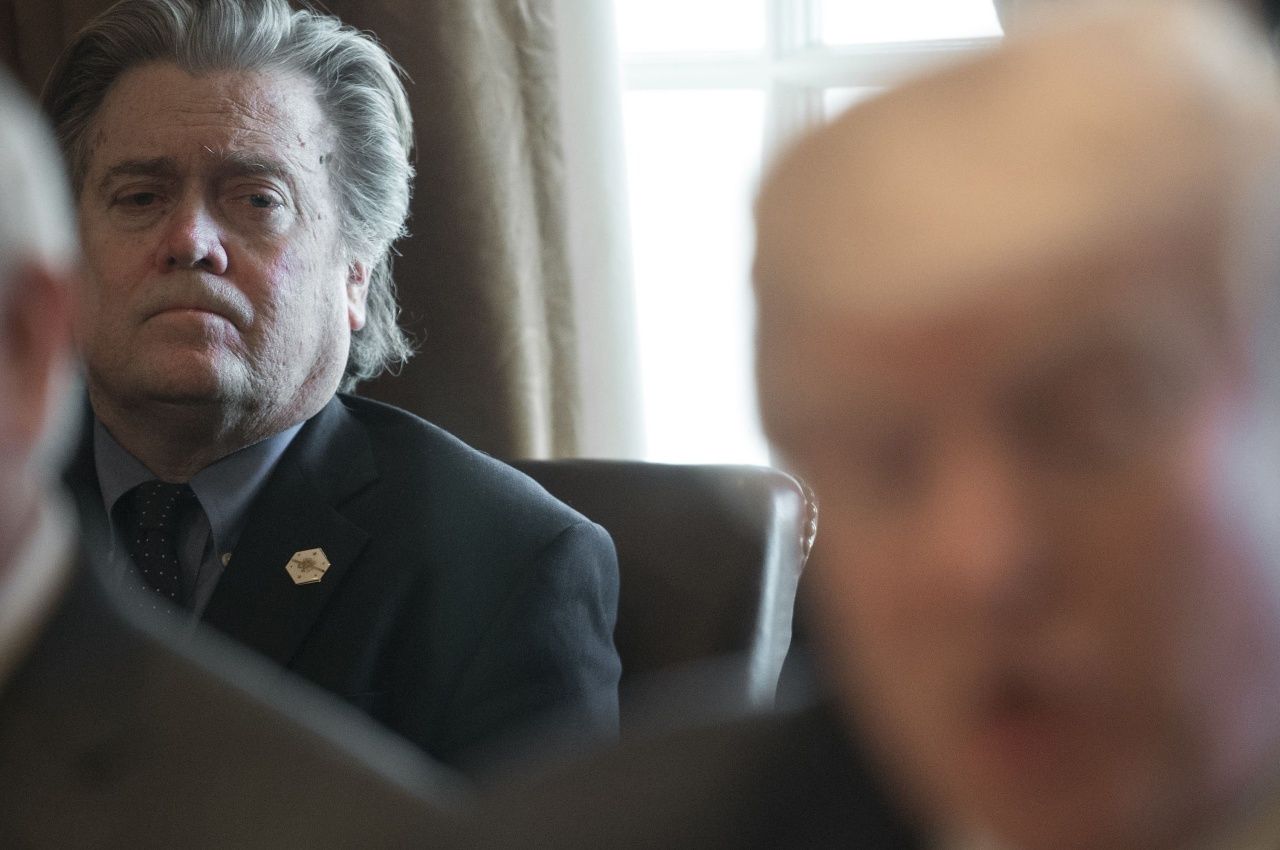 นายสตีฟ แบนนอน มีบทบาทใกล้ชิดประธานาธิบดีทรัมป์ มาตั้งแต่ช่วงหาเสียงเลือกตั้ง จนได้รับแต่งตั้งเป็นหัวหน้าฝ่ายยุทธศาสตร์ประจำทำเนียบขาว