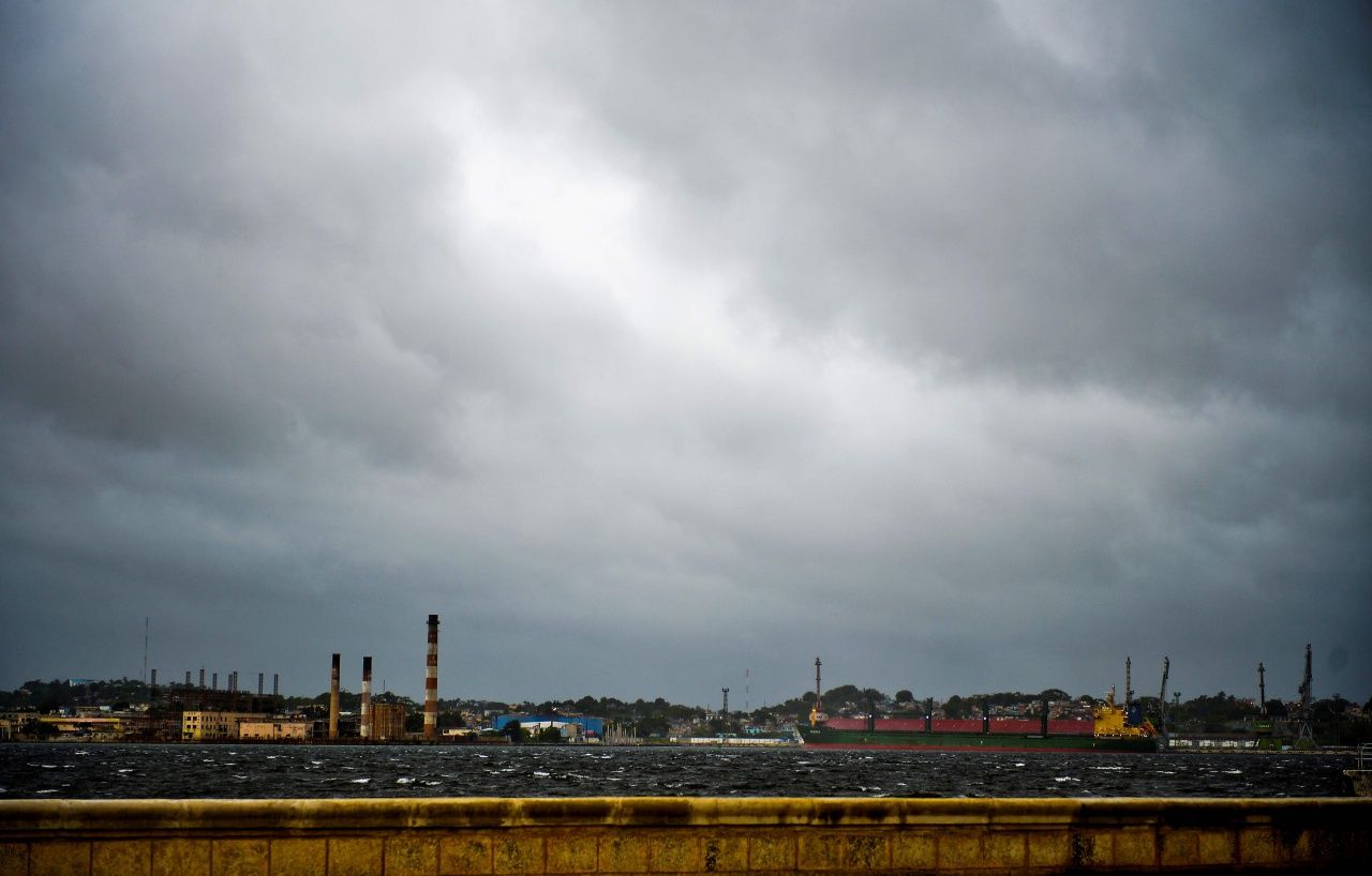 ท้องฟ้ามืดครึ้มจากอิทธิพลของพายุโซนร้อน ลอรา ขณะเคลื่อนตัวผ่านคิวบา เมื่อ 24 ส.ค. 63