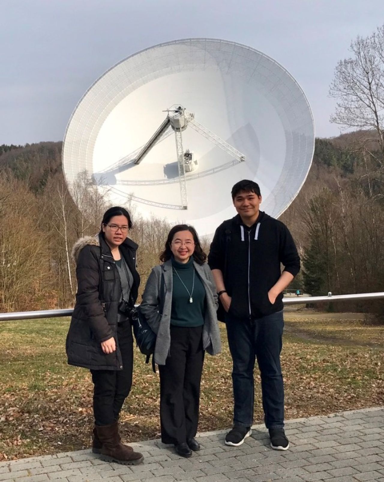จากซ้ายไปขวา นางสาวพัดชา รัญตะเสวี เจ้าหน้าที่ สนร. เยอรมนี  นางนิสรา อุปถัมภ์ประชา อัครราชทูตที่ปรึกษา (ฝ่ายการศึกษา) และนายจอมพจน์  กับกล้องโทรทรรศน์วิทยุ Effelsberg-100m ซึ่งเป็นกล้องโทรทรรศน์วิทยุที่ใหญ่ที่สุดในยุโรป